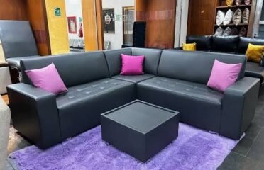 Sofa negro con cojines morados